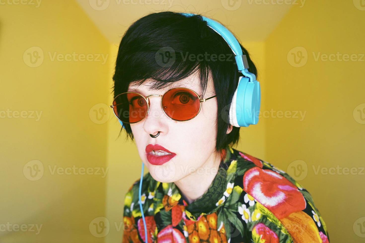 coole androgyne dj-vrouw in levendige kleuren foto