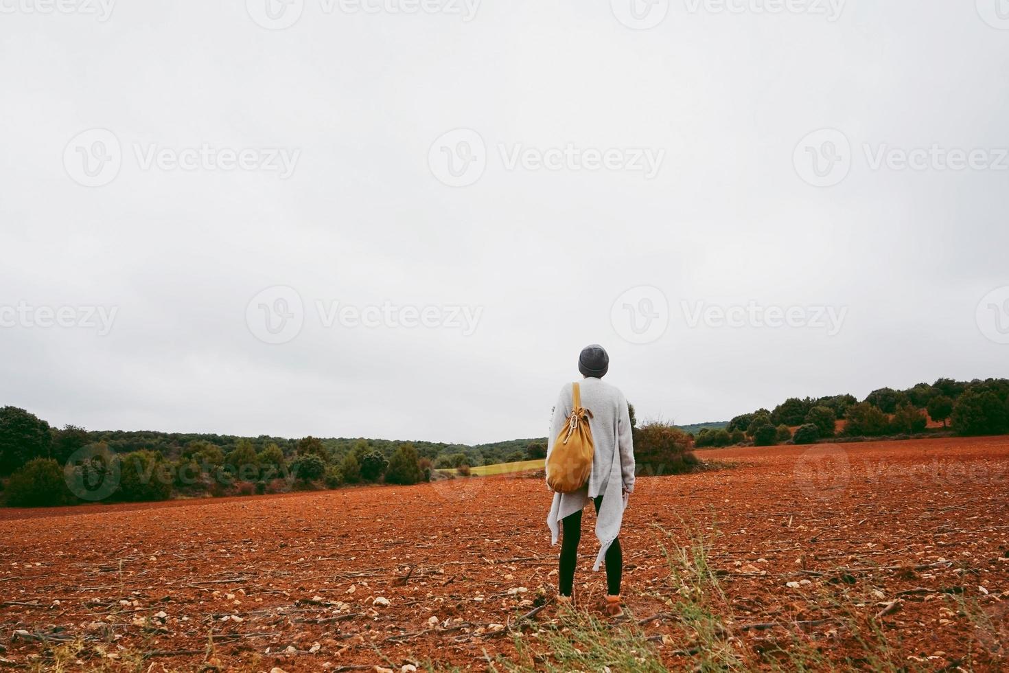 vrouw van middelbare leeftijd alleen in de natuur in een koude herfstdag foto