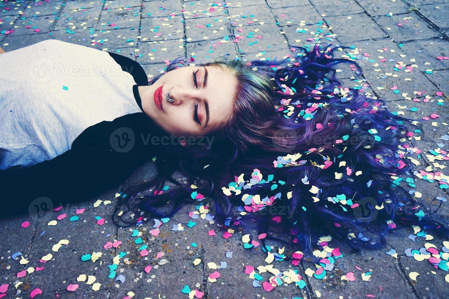 coole jonge vrouw omringd door confetti foto