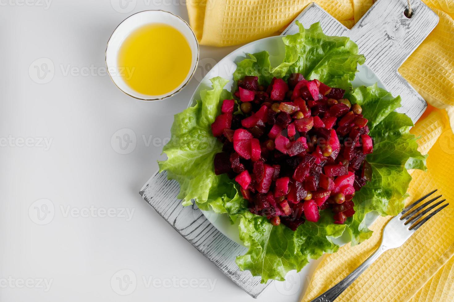 vinaigrette op een witte achtergrond traditionele Russische groentesalade met bieten op een bord foto