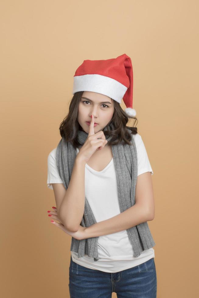 mooi kerstmeisje in kerstmuts met dozen op herfstachtergrond foto