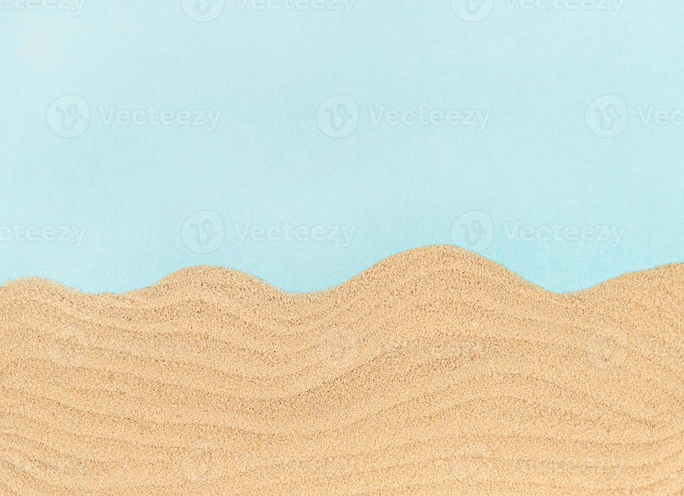 zandgolven op blauw papier met kopieerruimte. foto