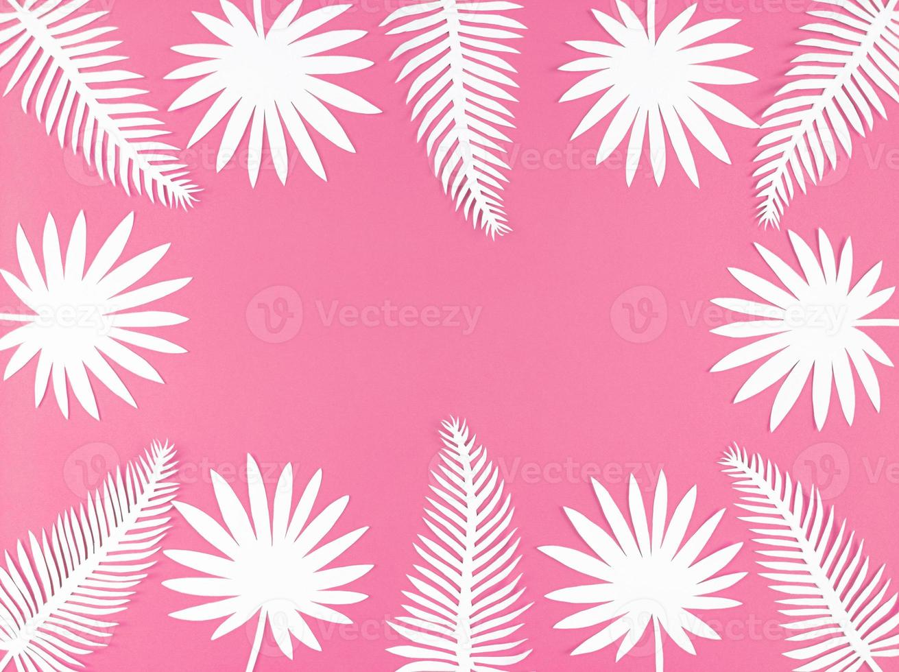 tropische papieren bladeren op roze achtergrond, plat gelegd met kopieerruimte. foto