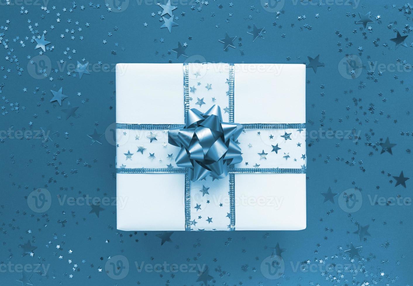 geschenkdoos en sterren op een blauwe achtergrond. monochroom plat leggen. foto