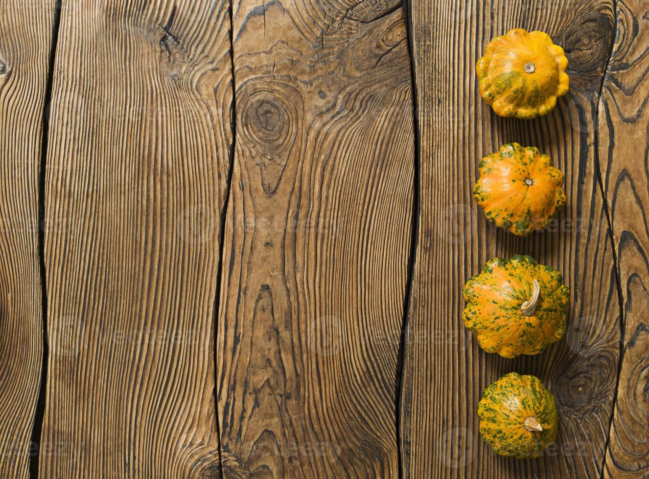 verscheidenheid aan pompoenen op een houten achtergrond. oogstconcept plat lag met kopieerruimte. foto