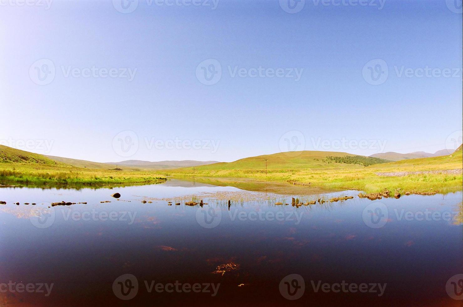 groene weiden en blauw meer foto