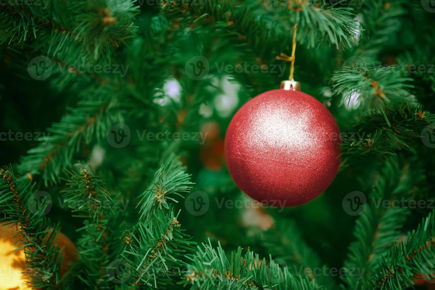 kerstboom met versieringen. foto