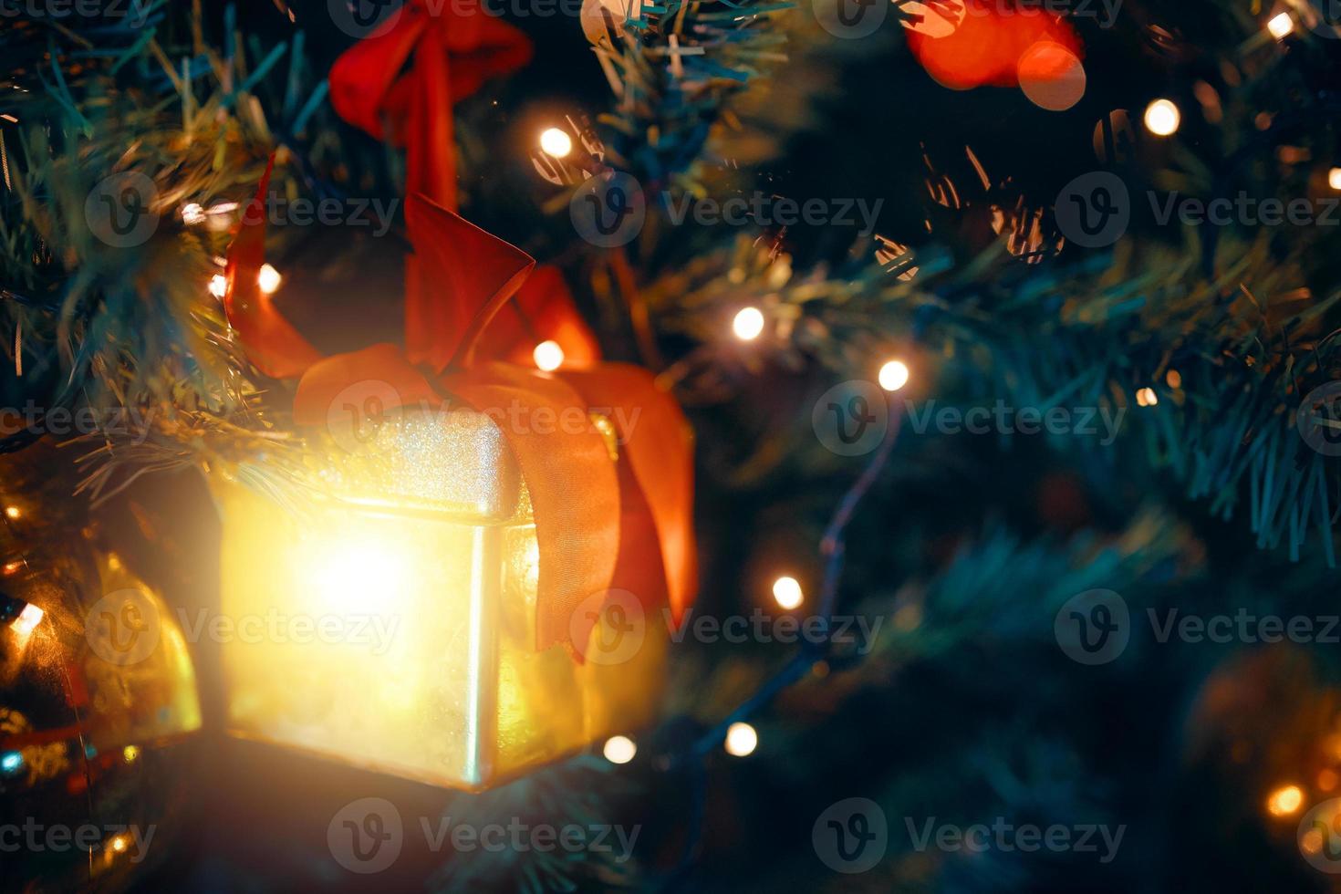 kerstboom met versieringen en geschenken. foto