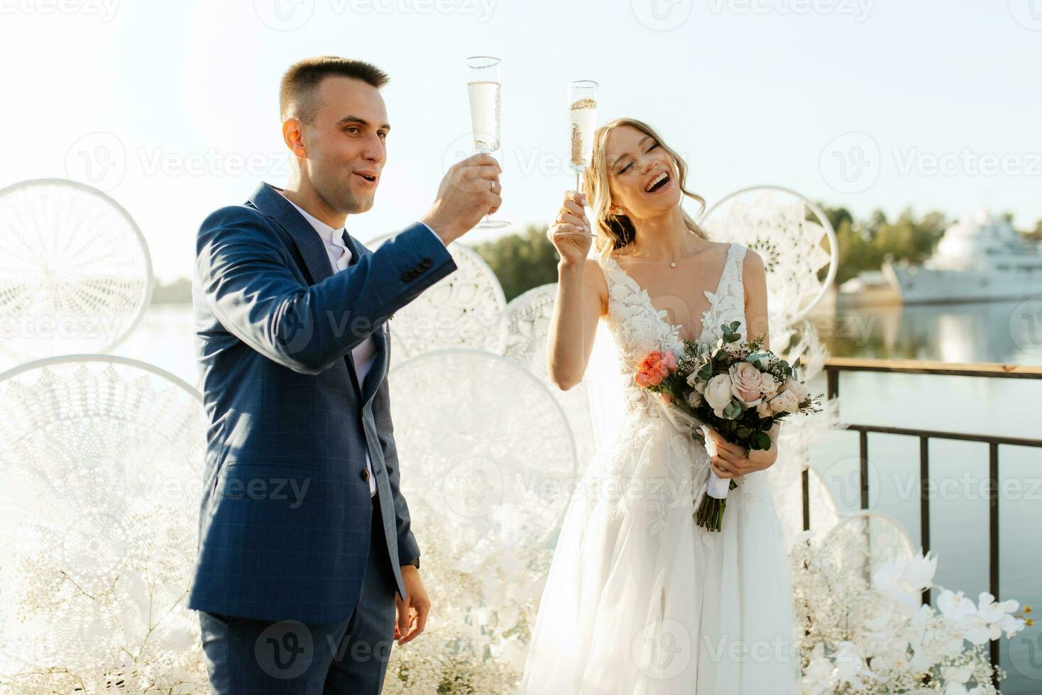 bruiloft ceremonie van de pasgetrouwden Aan de pier foto