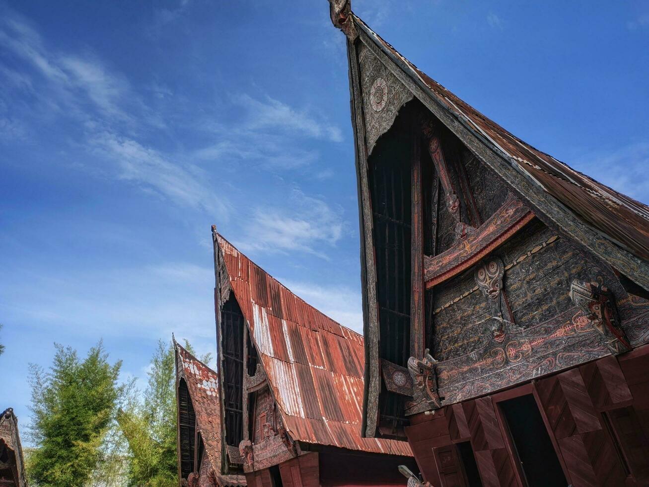 noorden sumatran batak traditioneel huis, karakteristiek van de dak van een traditioneel batak huis met een mooi blauw lucht achtergrond. foto