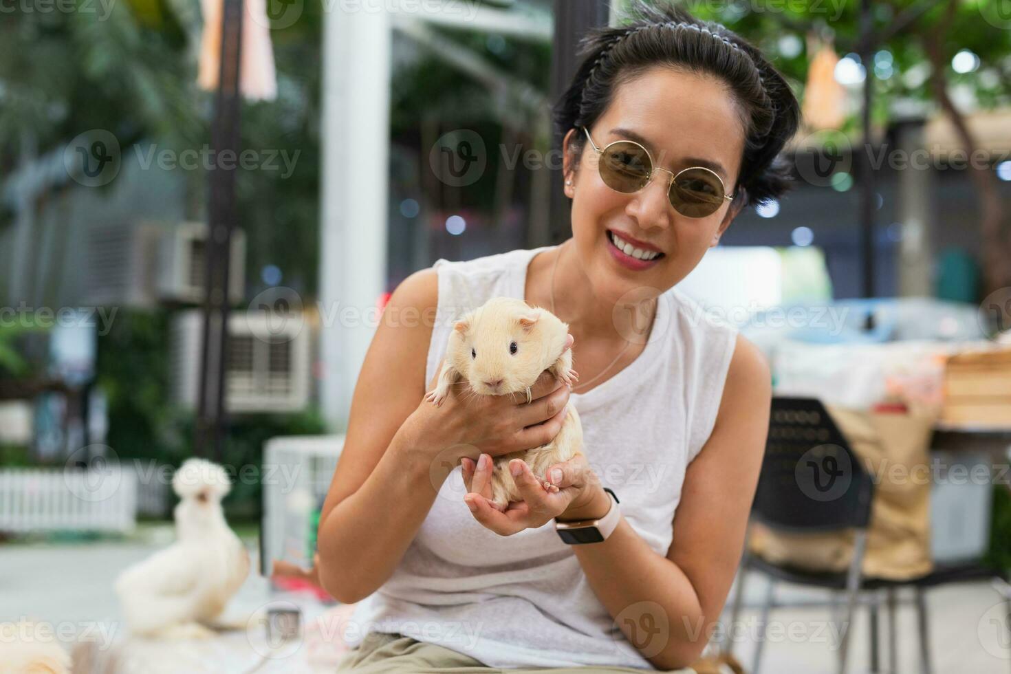 Dames Holding Guinea varken Bij overtreft tuin. foto