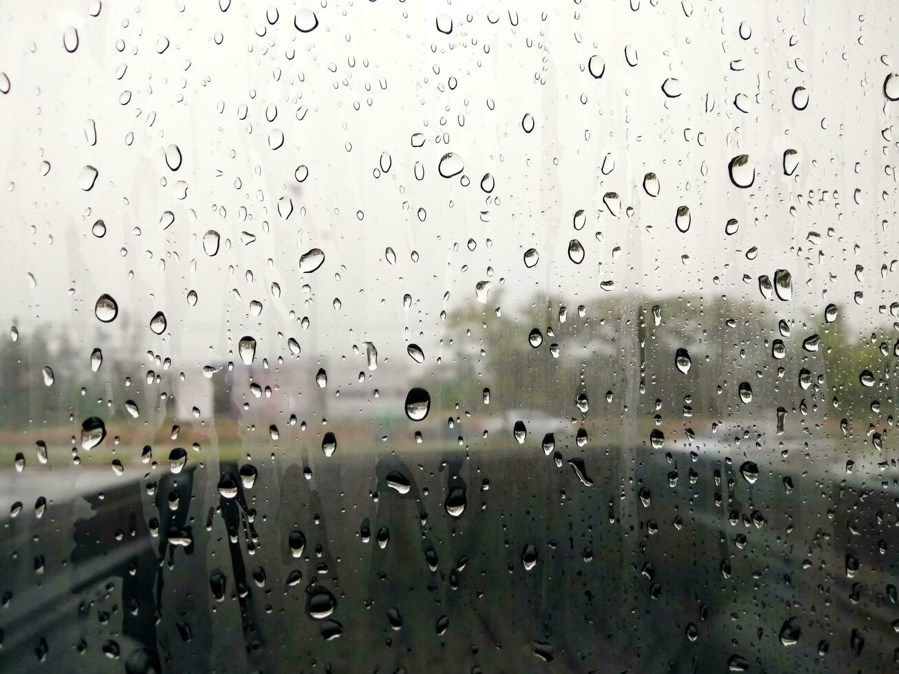 regen druppels Aan auto glas gedurende de regenachtig seizoen foto