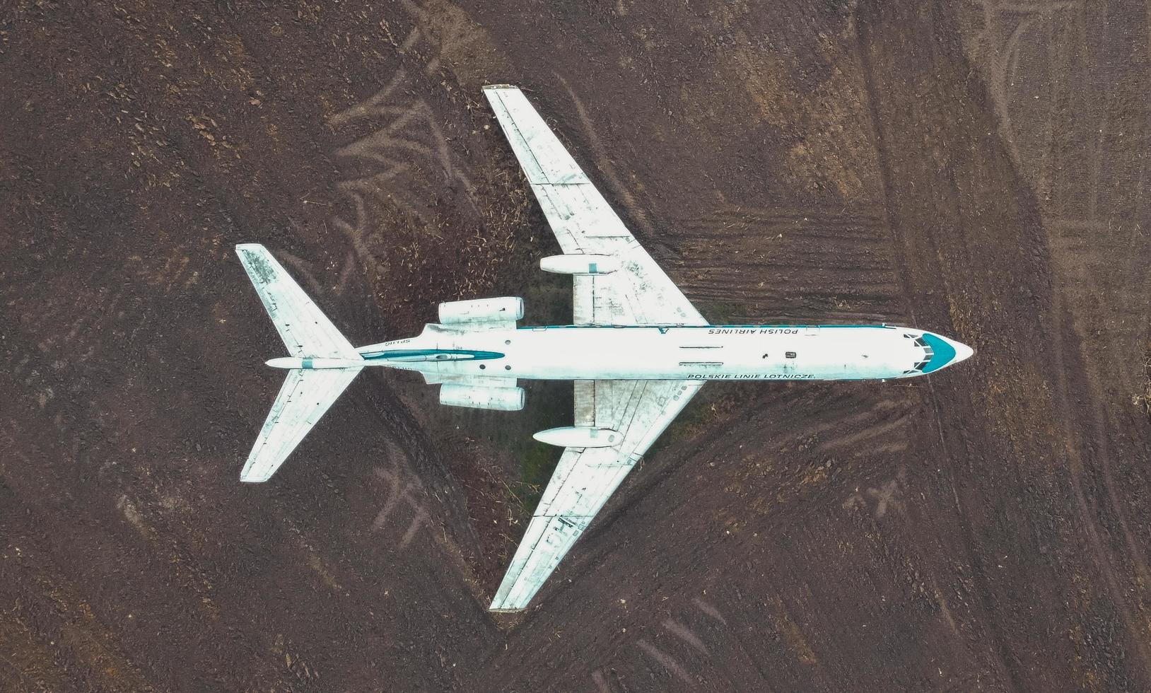 luchtfoto van oud vliegtuig op de grond foto