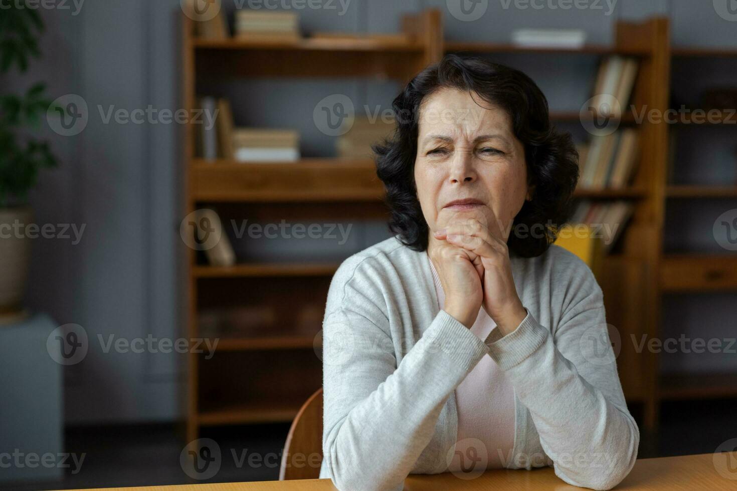 verdrietig moe ziek ziek eenzaam teleurgesteld ouder senior vrouw zittend Bij huis alleen. ongelukkig volwassen grootmoeder ervaren rouw familielid dood slecht nieuws. benadrukt ouderling dame lijden van eenzaamheid. foto