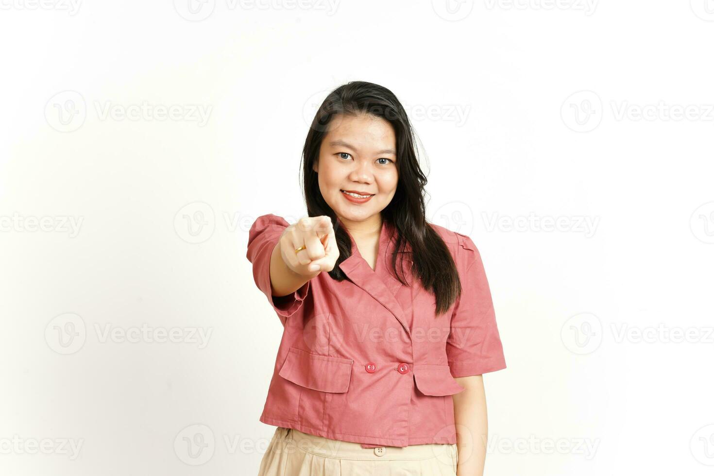 glimlachen en richten Bij jij, willen u gebaar van mooi Aziatisch vrouw geïsoleerd Aan wit achtergrond foto