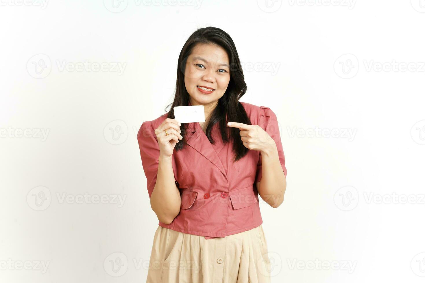 Holding en tonen blanco credit kaart van mooi Aziatisch vrouw geïsoleerd Aan wit achtergrond foto