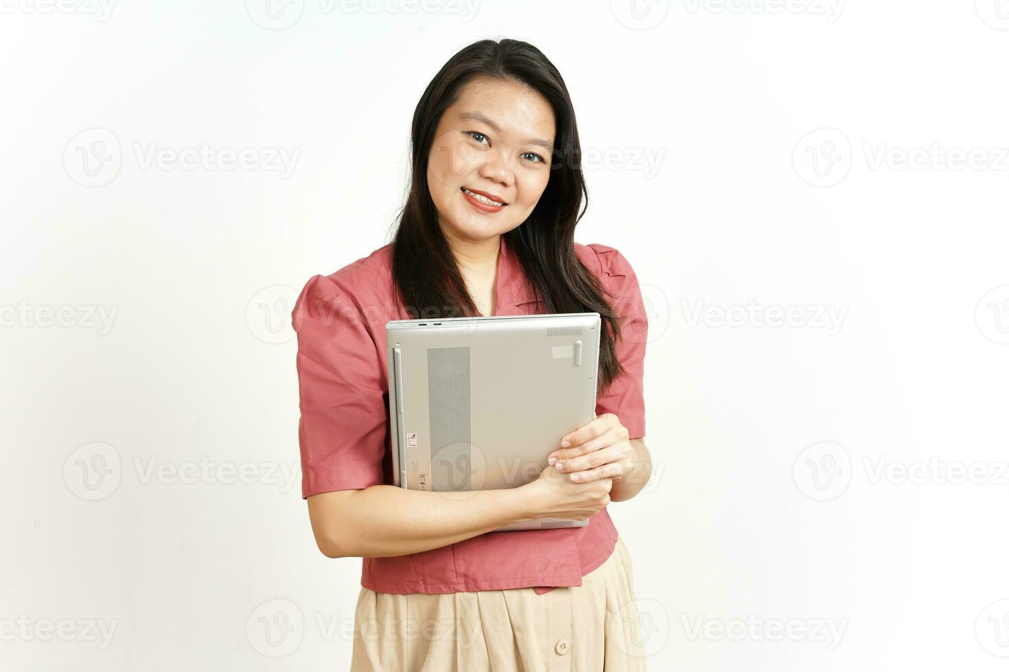 op zoek Bij camera en Holding laptop van mooi Aziatisch vrouw geïsoleerd Aan wit achtergrond foto