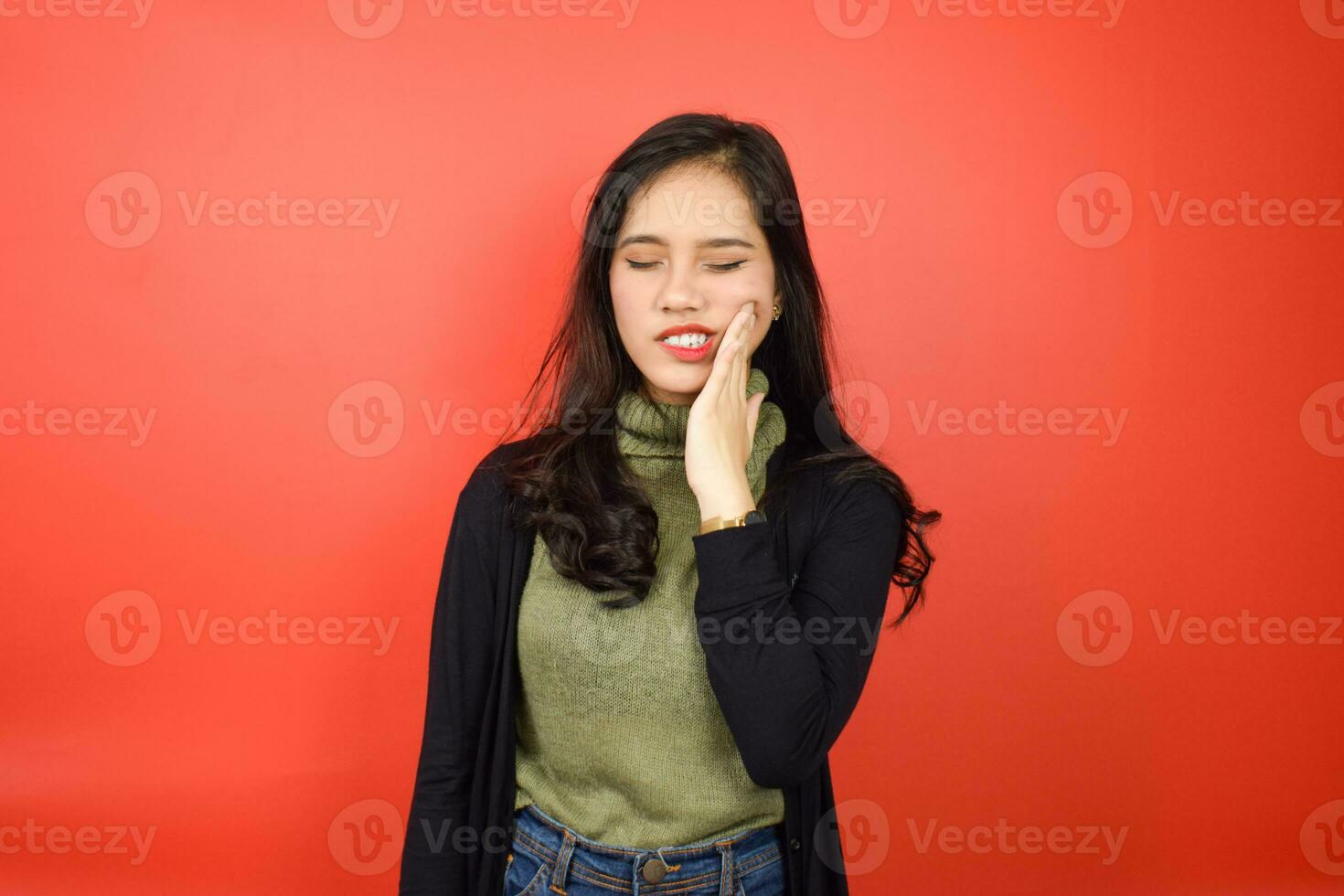 lijden kiespijn gebaar van mooi Aziatisch vrouw geïsoleerd Aan rood achtergrond foto
