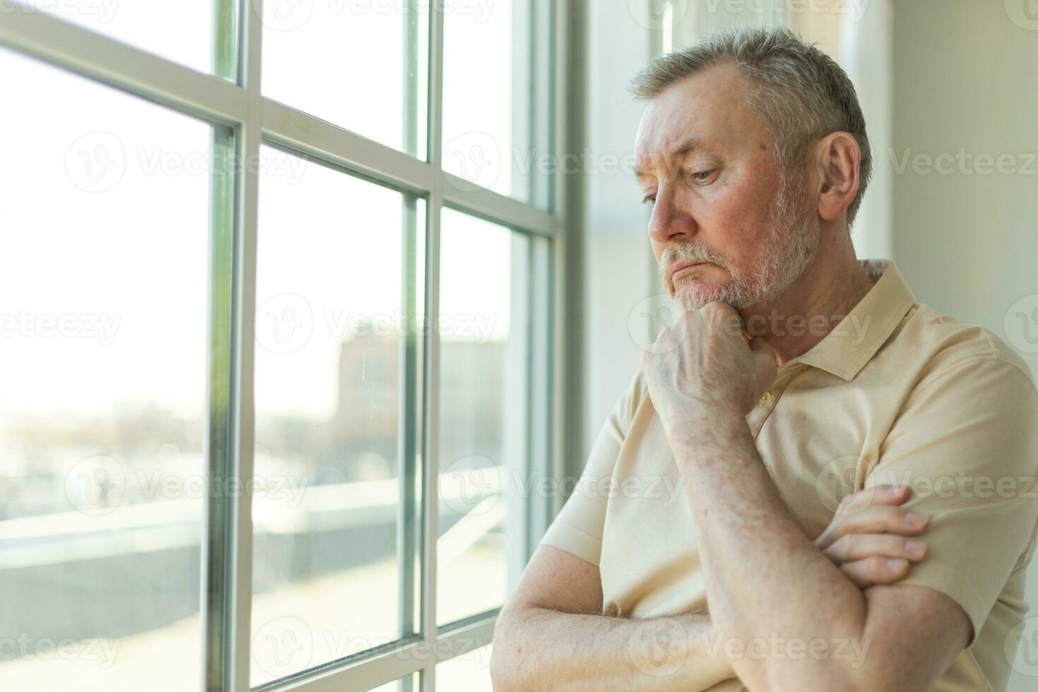 verdrietig moe eenzaam teleurgesteld ouder senior Mens Bij huis alleen. ongelukkig opa op zoek helaas buiten venster ervaren rouw familielid dood slecht nieuws. benadrukt ouderling Mens lijden van eenzaamheid. foto