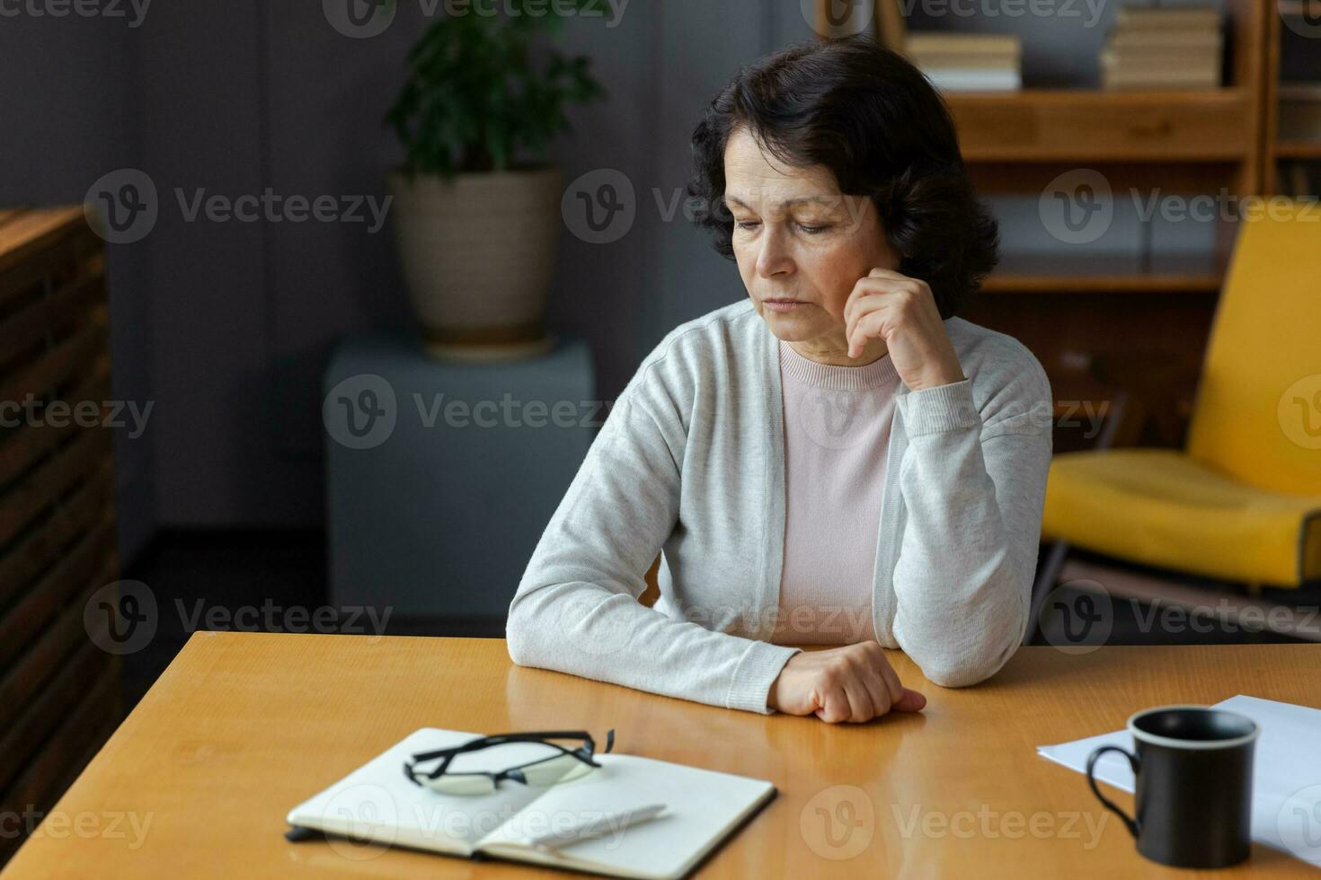 verdrietig moe ziek ziek eenzaam teleurgesteld ouder senior vrouw zittend Bij huis alleen. ongelukkig volwassen grootmoeder ervaren rouw familielid dood slecht nieuws. benadrukt ouderling dame lijden van eenzaamheid. foto