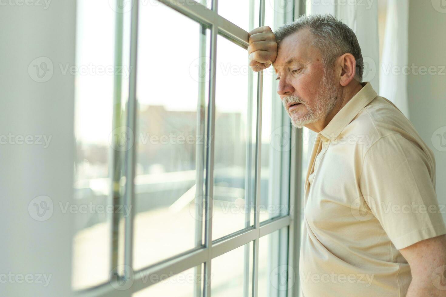 verdrietig moe eenzaam teleurgesteld ouder senior Mens Bij huis alleen. ongelukkig opa op zoek helaas buiten venster ervaren rouw familielid dood slecht nieuws. benadrukt ouderling Mens lijden van eenzaamheid. foto