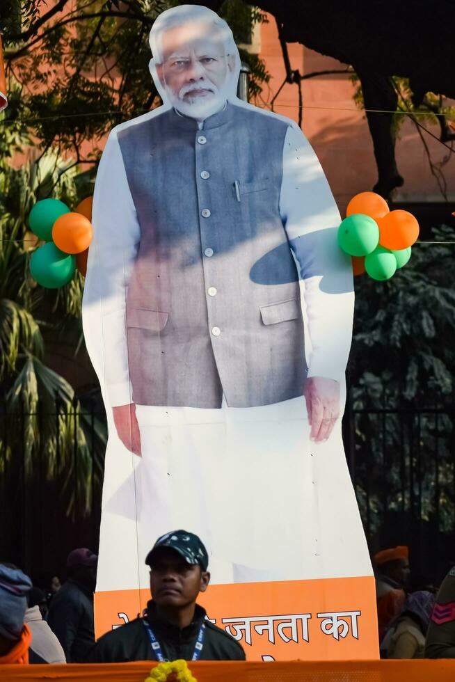 nieuw Delhi, Indië - januari 16 2023 - eerste minister narendra modi besnoeiing uit gedurende bjp weg show, de standbeeld van p.m modi terwijl Bijwonen een groot verkiezing rally in de hoofdstad foto