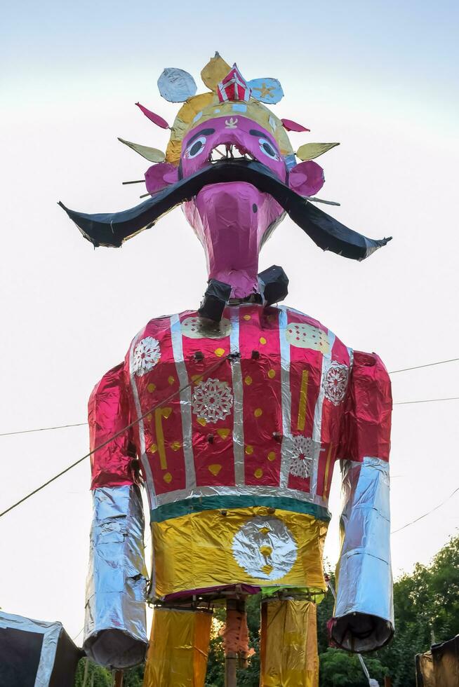 ravnanen wezen ontstoken gedurende dussera festival Bij ramleela grond in Delhi, Indië, groot standbeeld van ravana naar krijgen brand gedurende de eerlijk van dussera naar vieren de zege van waarheid door heer rama foto