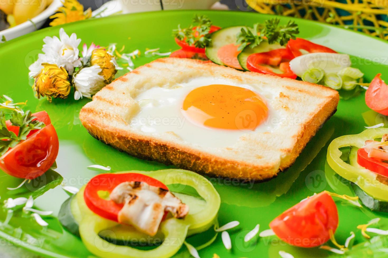 ei in toast brood gebakken in de vorm van een bloem met verse groenten foto