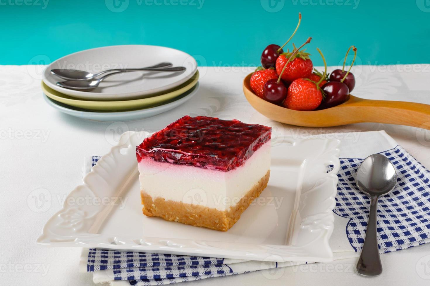 cheesecake met bessen, verse aardbeien en kersen cheesecake op tafel. foto