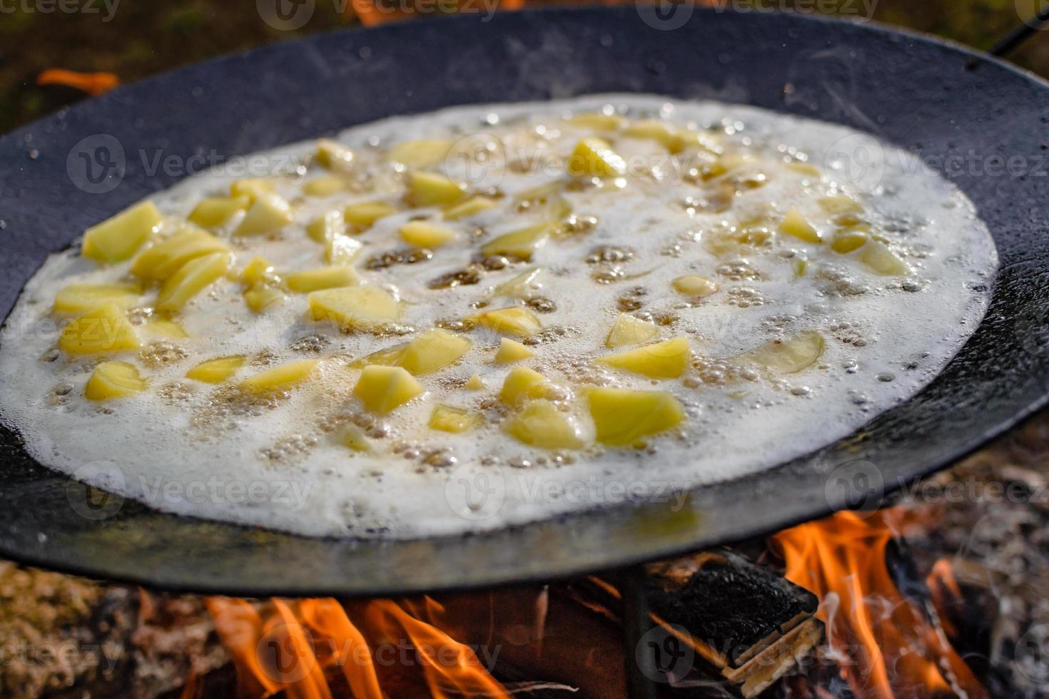 aardappel op ploegschijfkoker. aardappelen op schijfgrill. foto