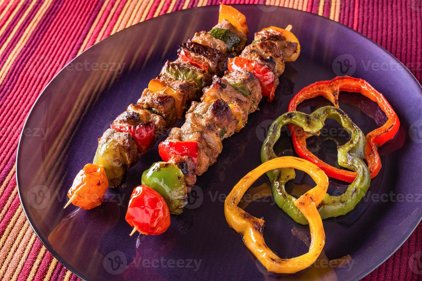 gegrilde spiesjes en gegrilde paprika op de plaat. foto