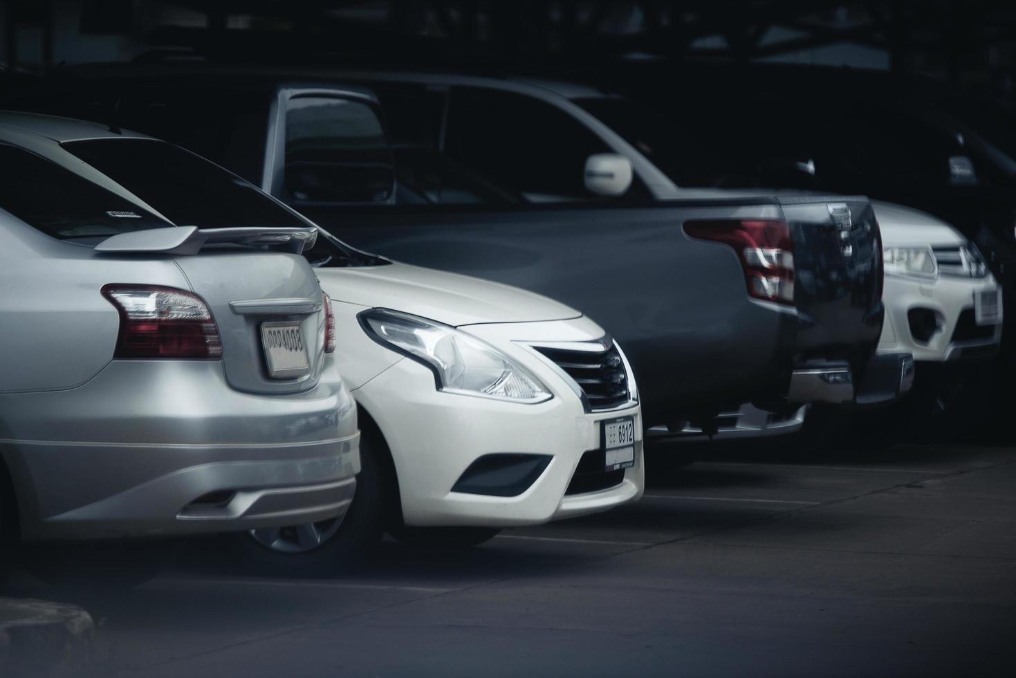 selecteer focus voorste auto in de parkeerauto foto