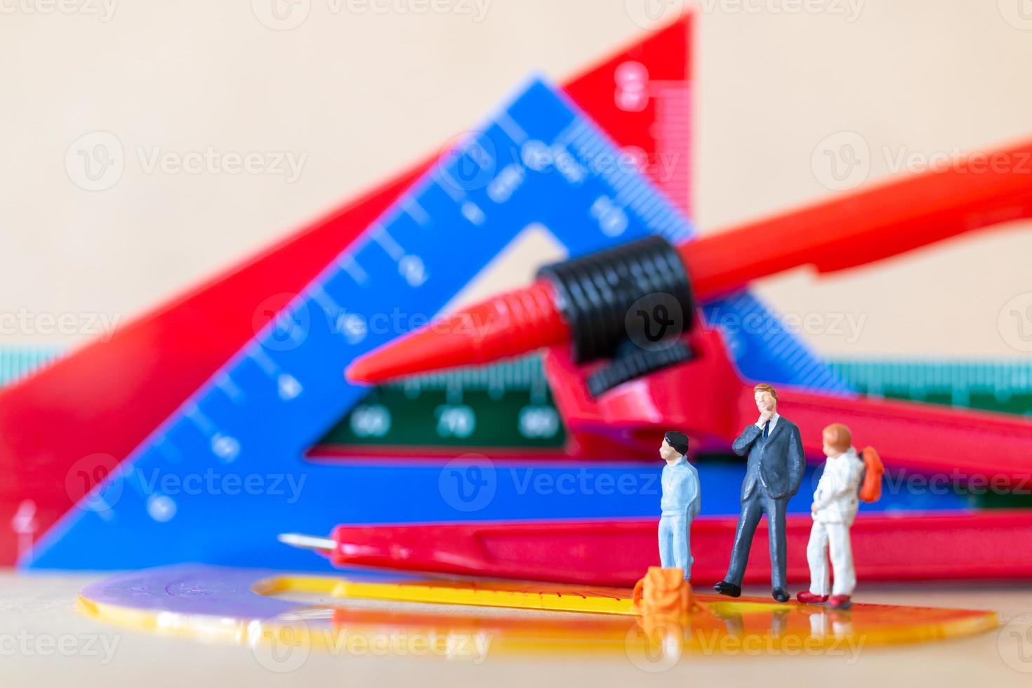 student en leraar met kantoorbenodigdheden terug naar schoolconcept school foto