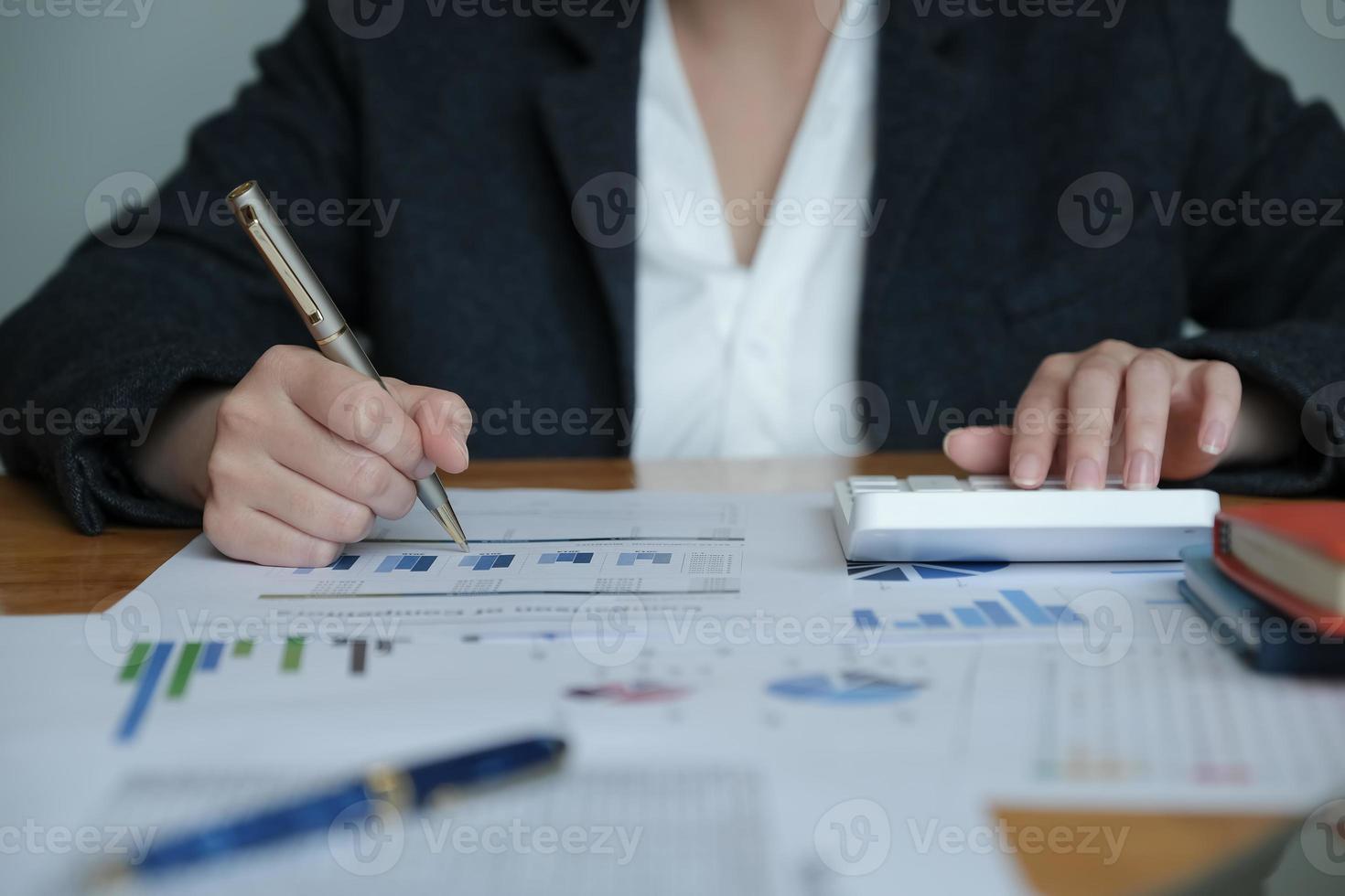 boekhouder boekhoudconcept met rekenmachine voor vrouwen en pen en computerlaptop om financieel en budget te werken foto