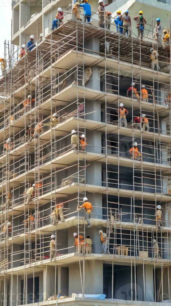 bouw arbeiders werken Aan modern gebouwen. foto