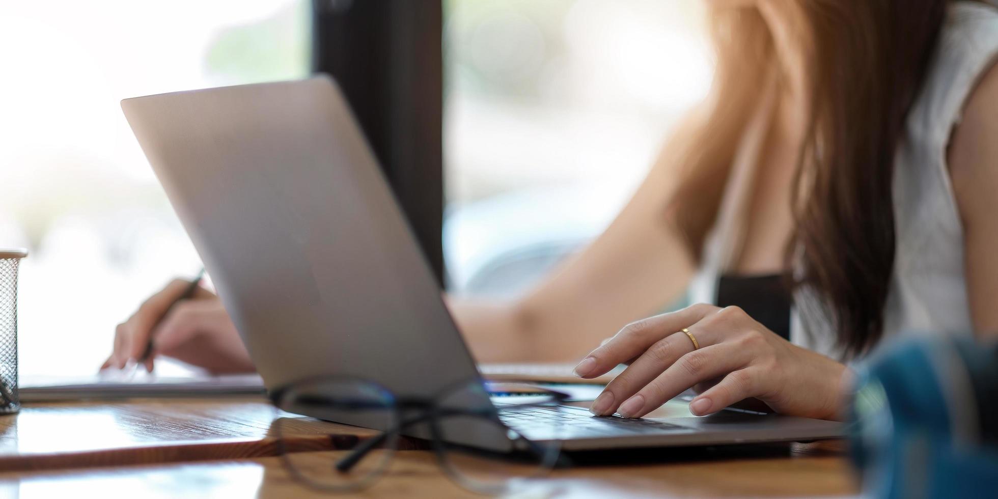 zakenvrouw die in financiën en boekhouding werkt en het financiële budget thuis analyseert, werk vanuit huis concept foto