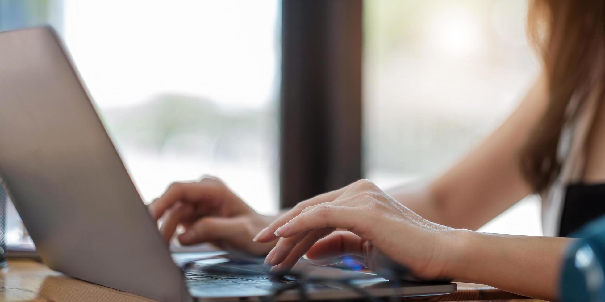 close-up van een vrouw of accountant die een laptop gebruikt foto