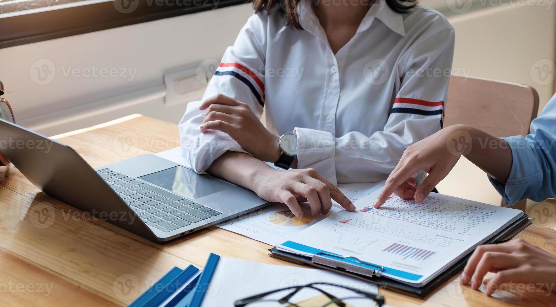 zakelijke teamcollega's ontmoeten elkaar voor conferentie professionele investeerder die werkt en een nieuw marketing bedrijfsstrategieproject, bedrijfsfinanciën en boekhoudconcept bespreekt. foto