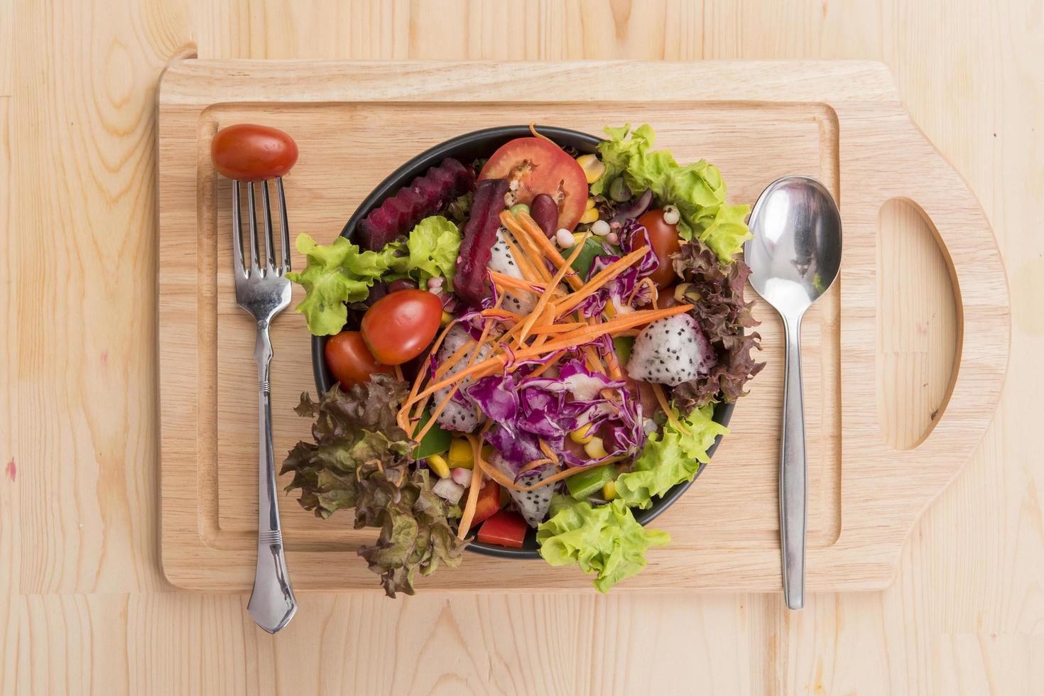 salade op houten tafel, gezond voedselconcept foto