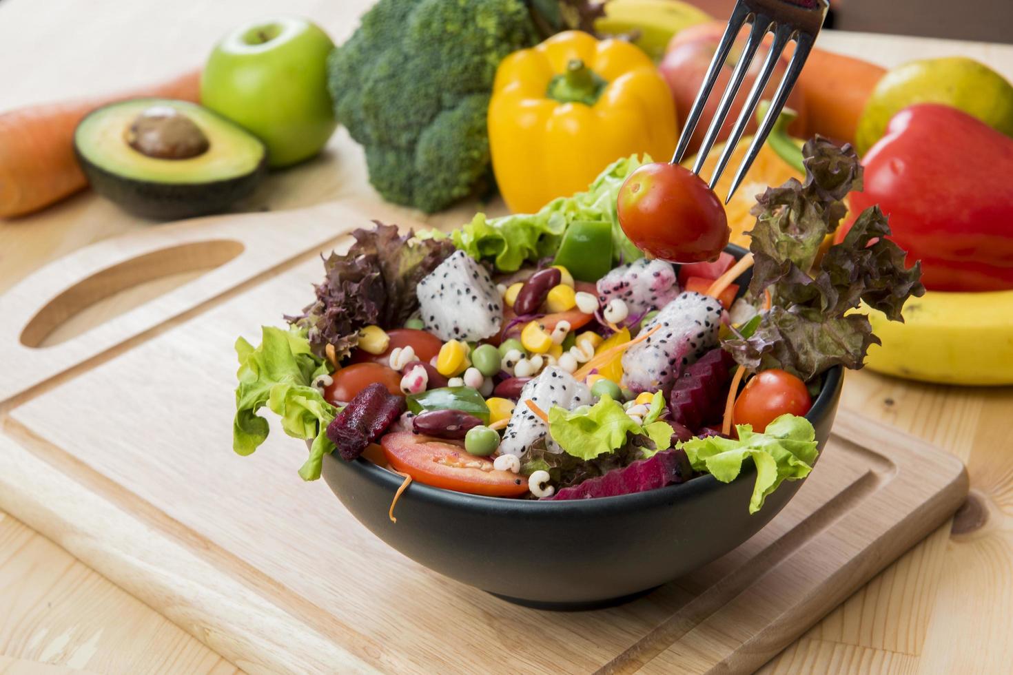 salade op houten tafel, gezond voedselconcept foto