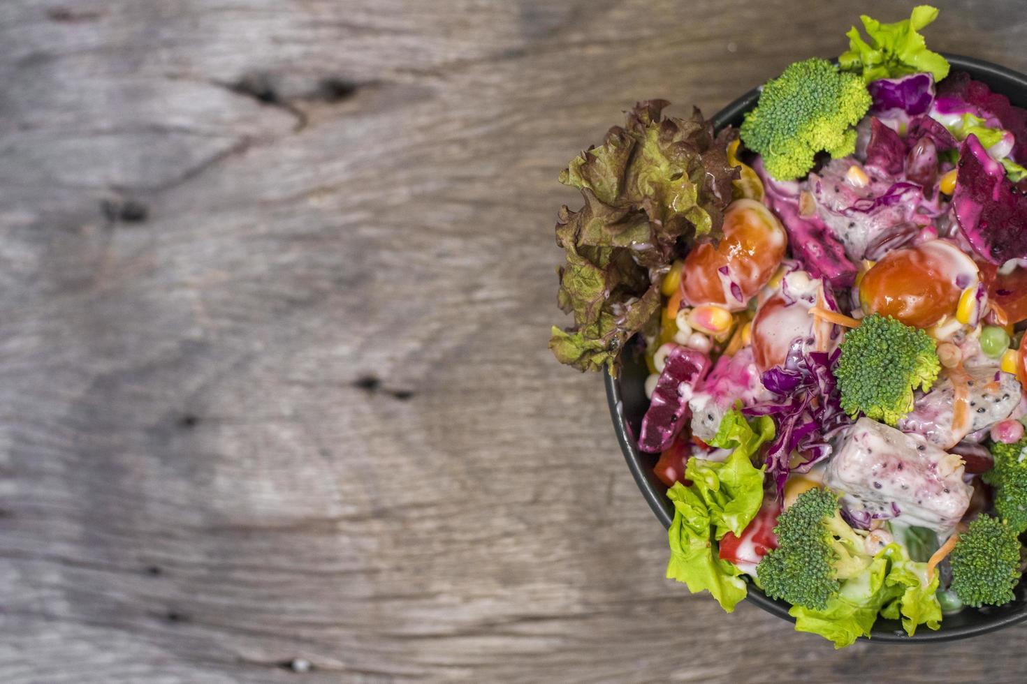 salade op houten tafel, gezond voedselconcept foto