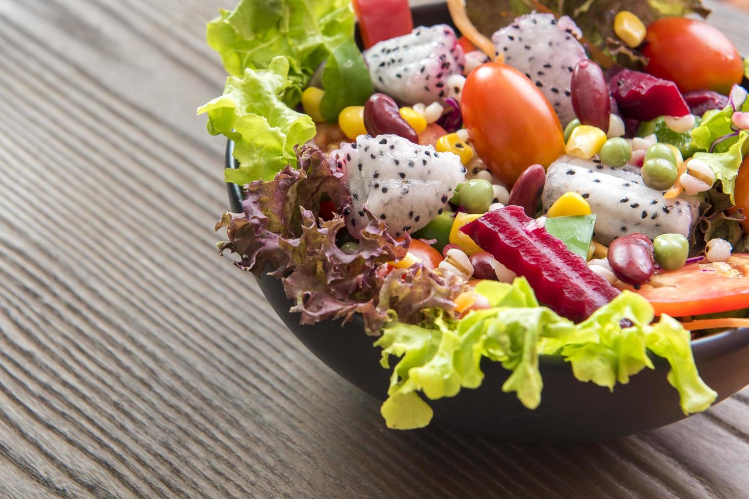 salade op houten tafel, gezond voedselconcept foto