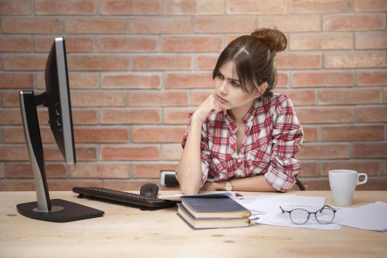 Aziatische vrouwen hebben geen werkstress out foto