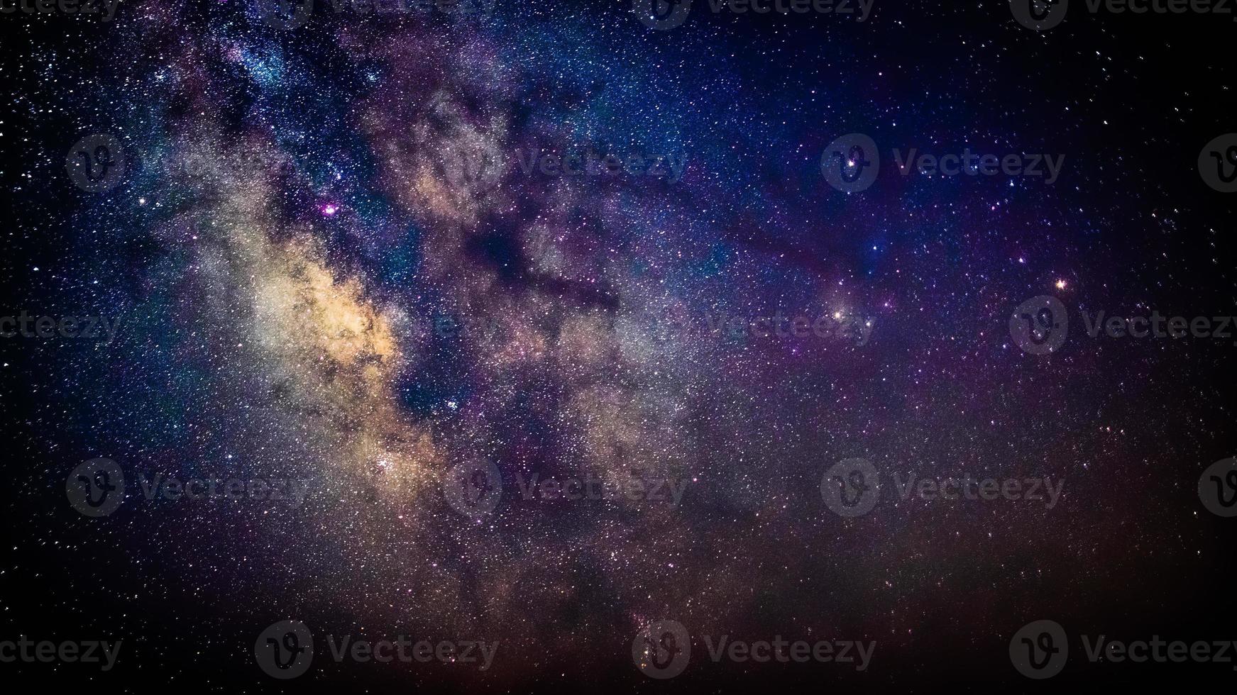 centrum van de Melkweg op de donkere nachtelijke hemel foto