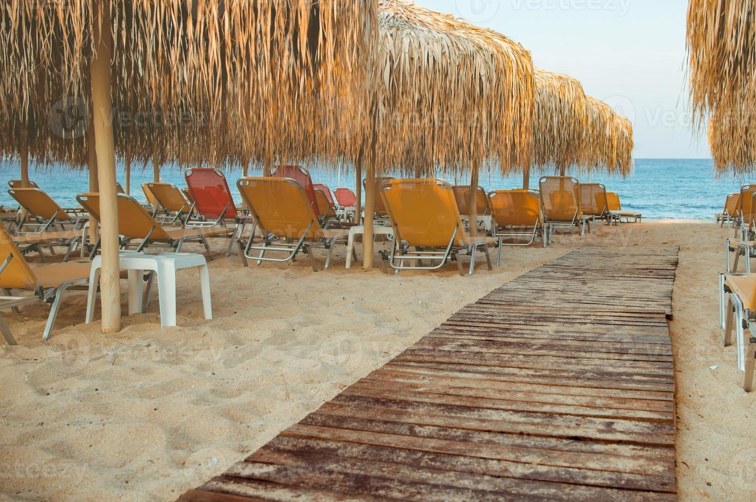 strand met ligstoelen en parasols foto