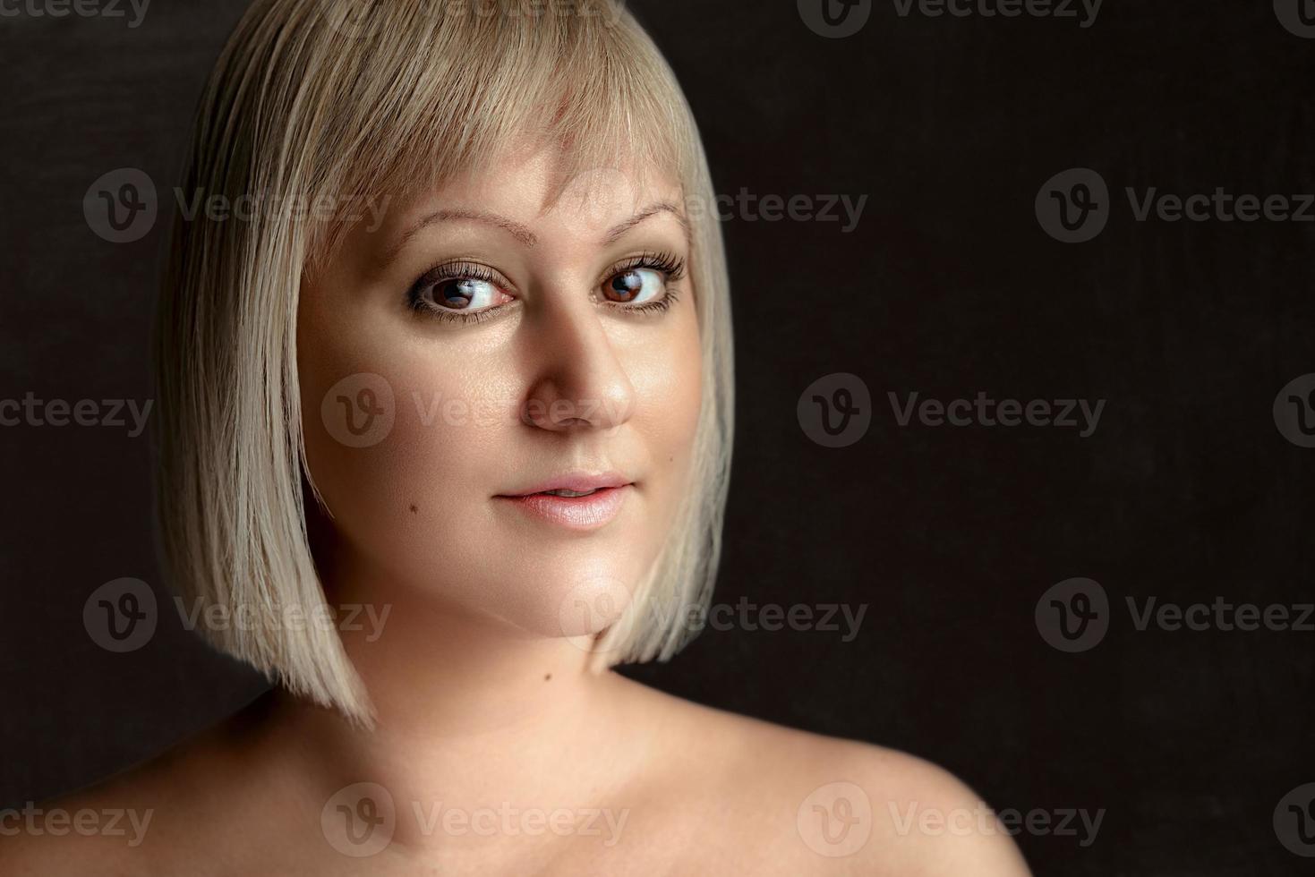 schoonheidsportret van een vrouw met een mooi gezond gezicht foto