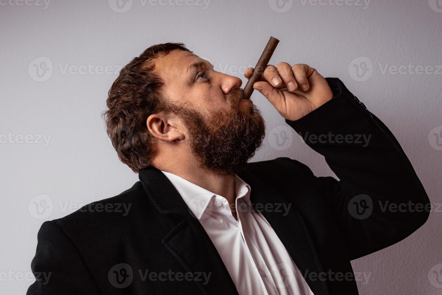 knappe zelfverzekerde volwassen man met baard foto