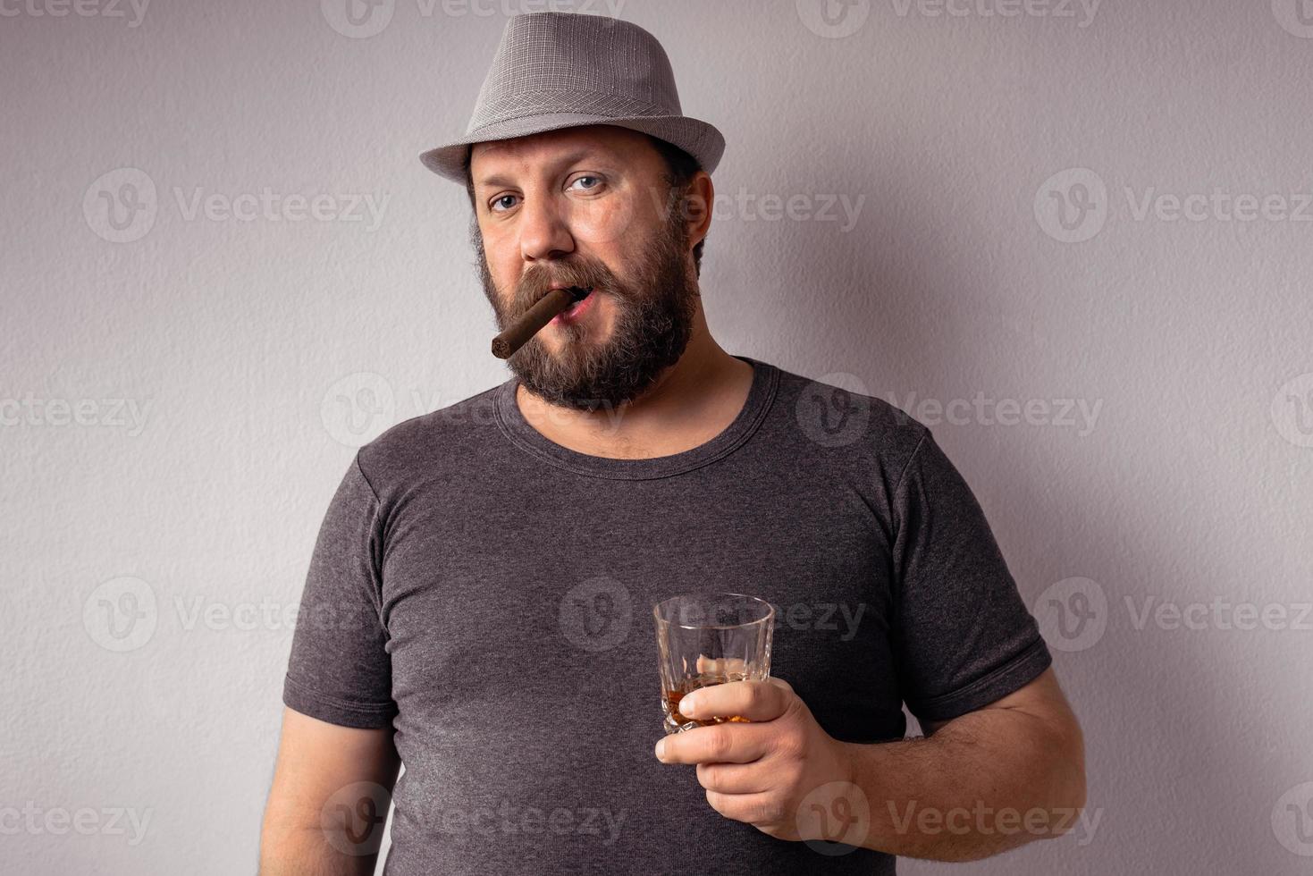 knappe bebaarde man met grijs t-shirt en hoed foto