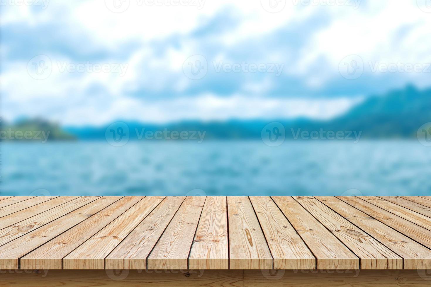 leeg houten tafelblad op zeeachtergrond, gebruikt voor het weergeven of monteren van uw producten foto