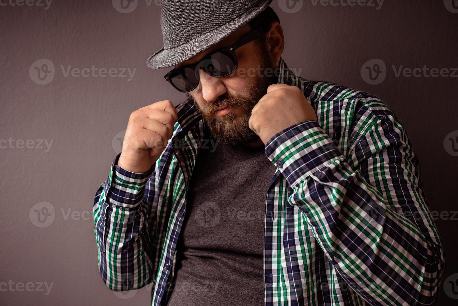 knappe hipster bebaarde man met hoed, zonnebril en shirt foto